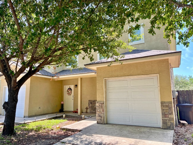 Building Photo - Charming 3 Bedroom Townhome Near Medical Center and Ingram Park