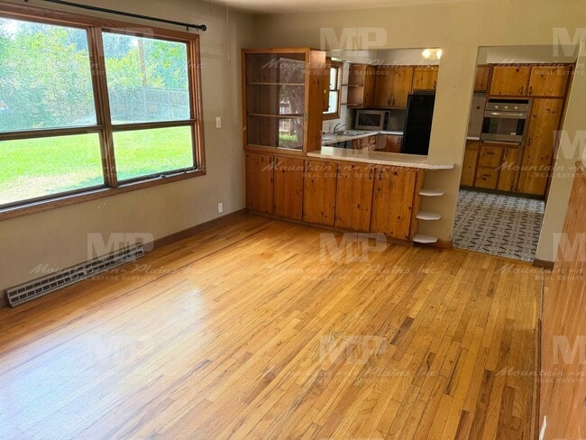 Building Photo - 1321 Lakewood Dr