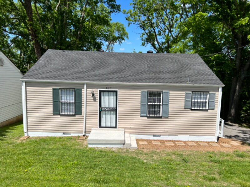 Primary Photo - 107 W Trinity Ln