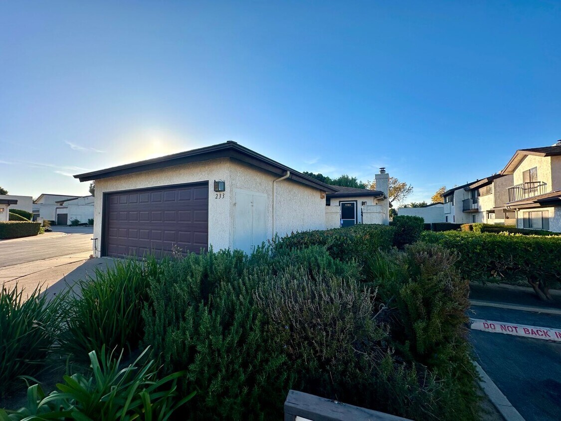 Foto principal - Lovely 3 Bedroom Townhome!