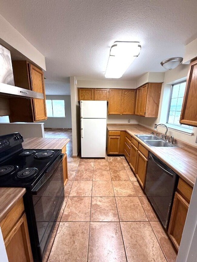Foto del edificio - 3 bedroom house in Elko with garage