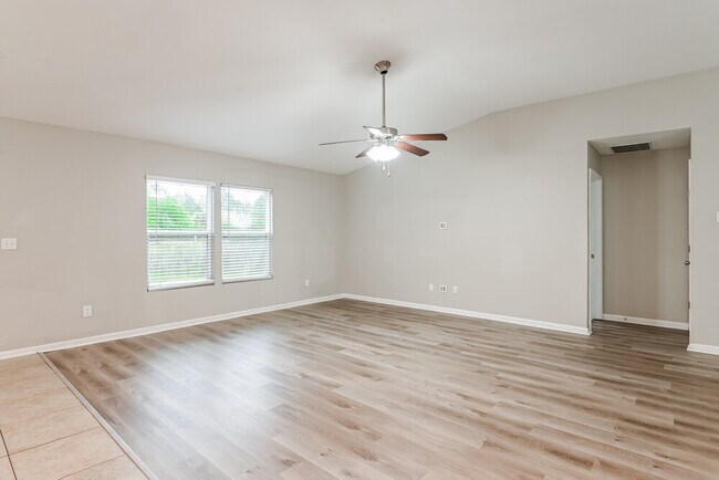 Building Photo - 369 Sunshine Dr