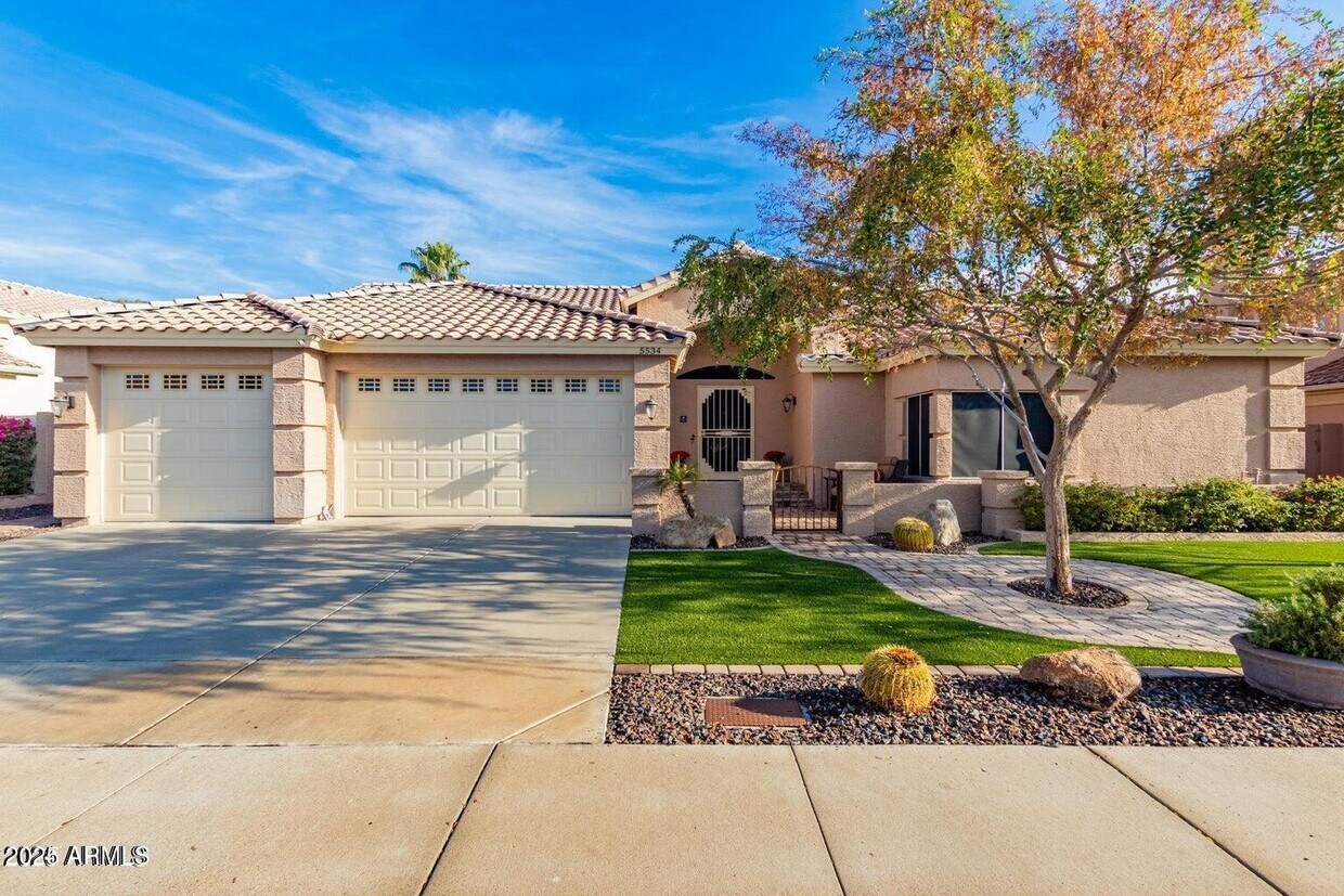 Primary Photo - 5534 W Arrowhead Lakes Dr