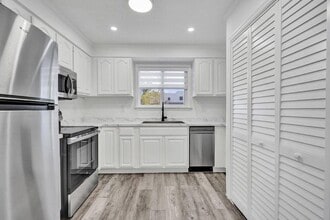 Building Photo - 229 SW 1st Ave