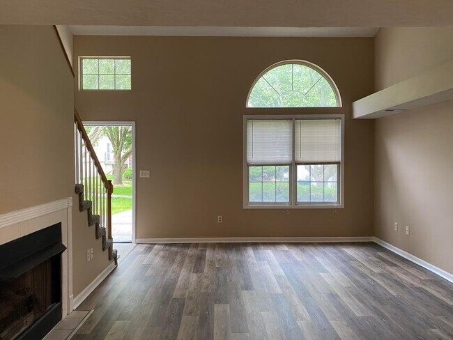 Building Photo - 28 N Cedar Lake Dr W