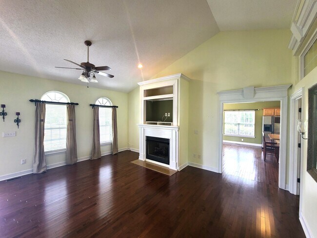 Foto del edificio - 518 Cloverfield Ln