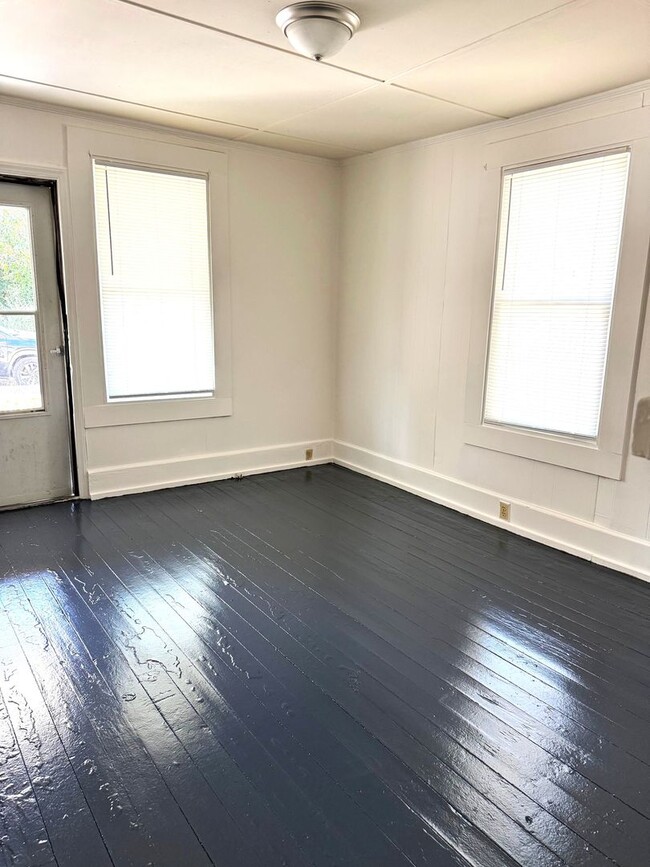 Building Photo - 1500 W 4th St