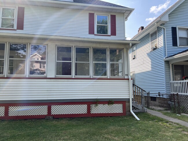 Building Photo - 95 Morton St