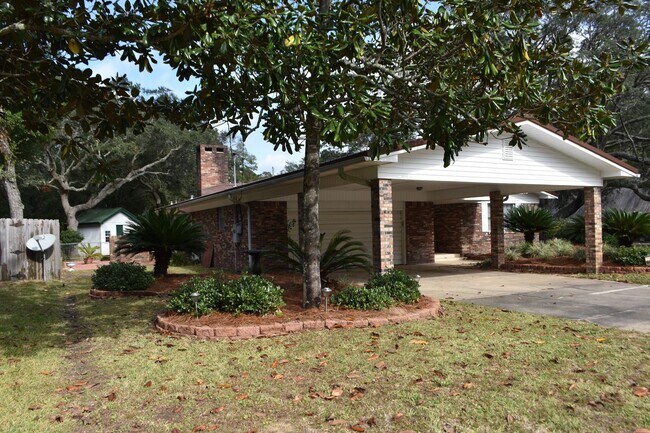 Foto del edificio - Three Bedroom Two Bath outside Eglin Gates