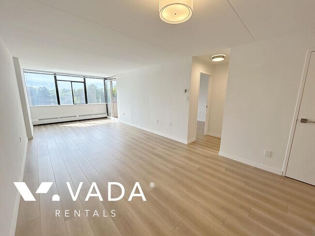 Photo du bâtiment - Regency Park Towers 1 Bed Apartment Rental...