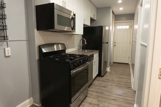 Foto del edificio - Capitol Hill/ H street - Renovated 1 bedroom apartment w/parking