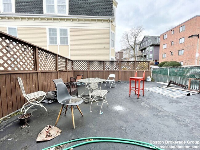 Foto del edificio - Perfect apartment for Social Students near NEU! Spacious, Yard, Parking & more!