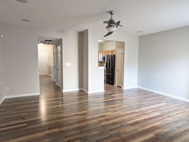 Building Photo - Townhome Close to I-485 and Shopping/Restaraunts