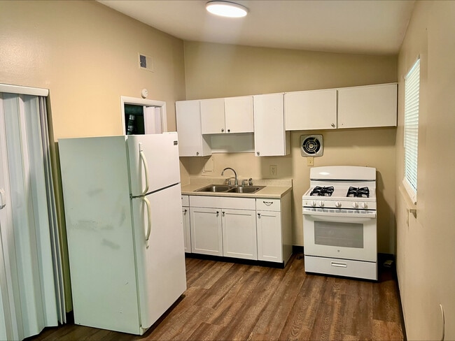 Building Photo - 467 Julien Ave