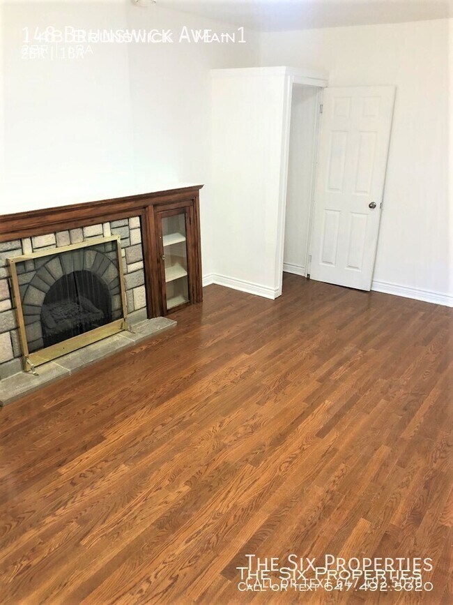 Photo du bâtiment - Bright 2 Bedroom Main Floor Apartment Near UoFT