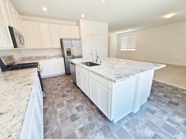 Building Photo - Brand New Home Never Lived in with Communi...