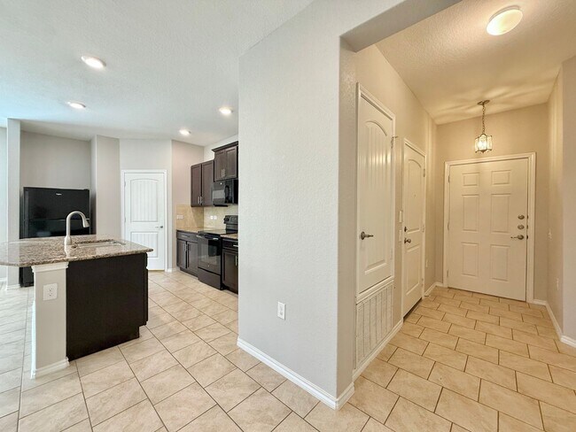 Building Photo - Northeast Crossing Neighborhood. Close to ...