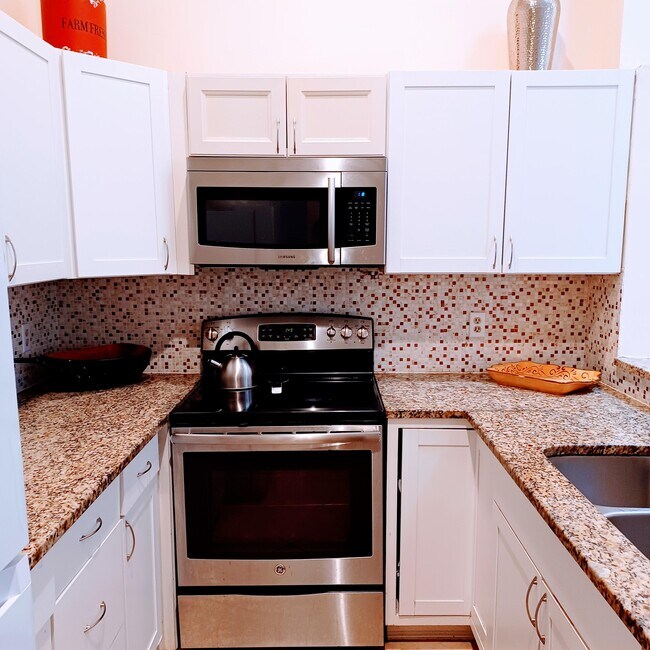 Foto del edificio - 14132 Lily Ct