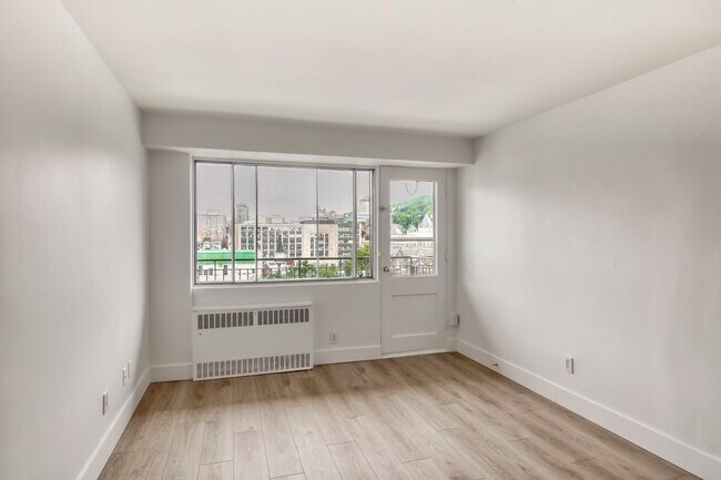 Building Photo - 3460 Rue Durocher