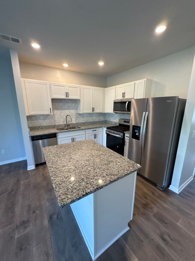 Foto del edificio - Enjoy Modern Living in This Stylish Woodbridge Glen Townhome!