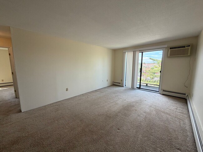 Foto del edificio - Bright 2BR Condo with Balcony, Pool & Heat Included – Prime Commuter Location