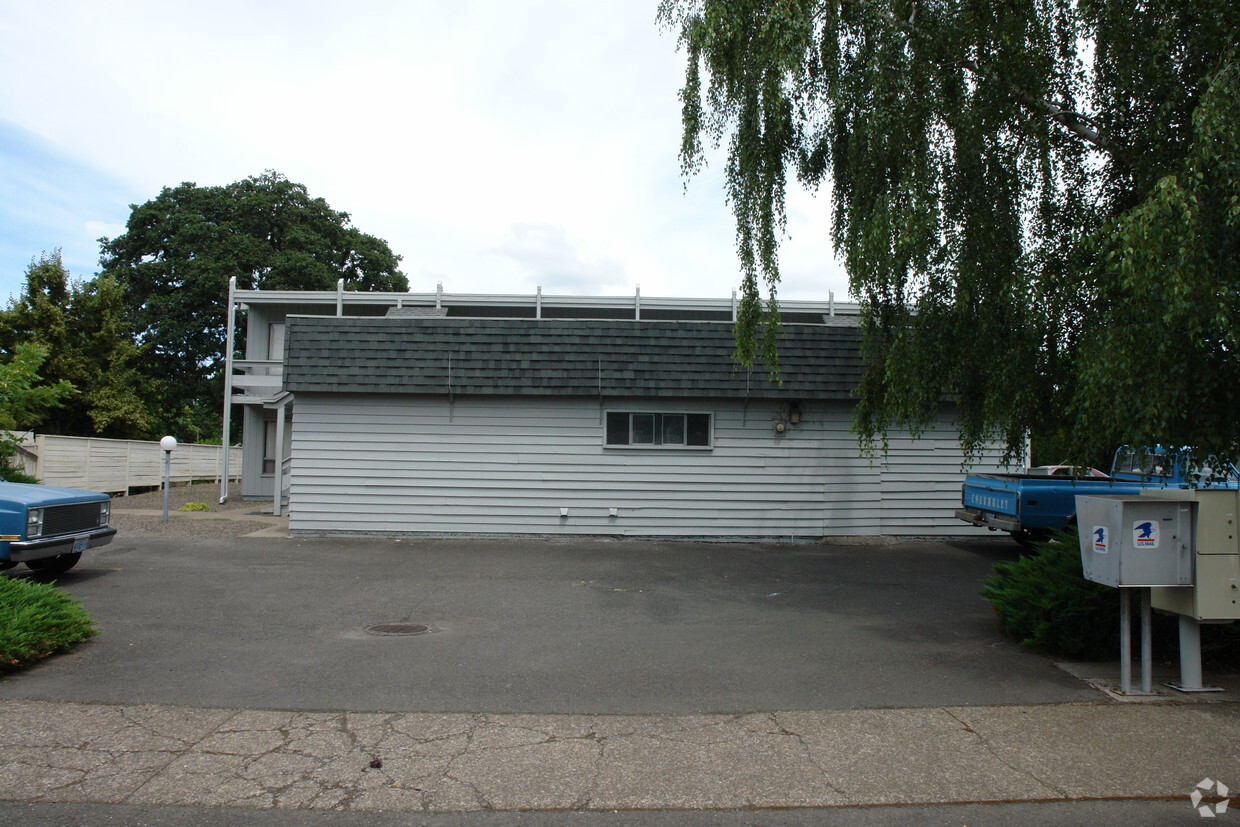 Building Photo - Bramble Court Apartments