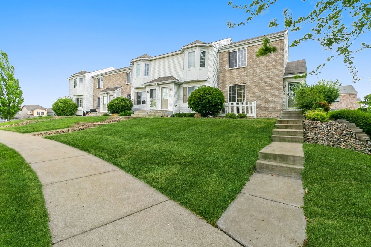 Foto principal - 2bd 2ba Ramsey town home avail. NOW 1699/m...