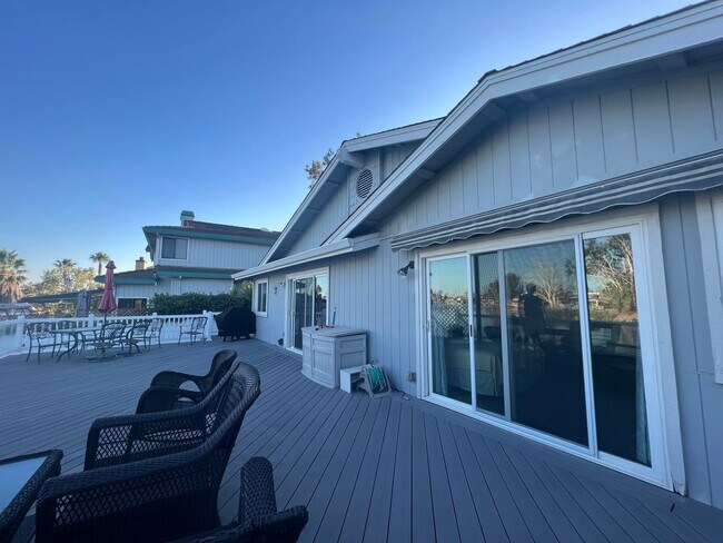 Foto del edificio - Gorgeous 3 Bed 2 Bath on the Lake with doc...