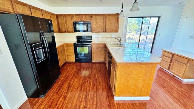 Foto del edificio - Large Deck & Fenced Backyard in this Lovely 3 Bed 2 Bath 2 Garage Home in Stone Ridge Park!!