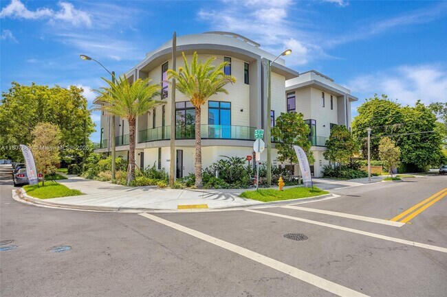 Building Photo - 2692 SW 25th Ave