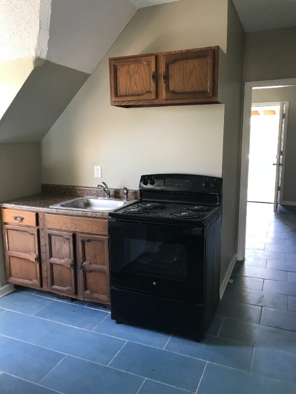 11 Judson St Unit 3rd floor, Hartford, CT 06120 Room for Rent in