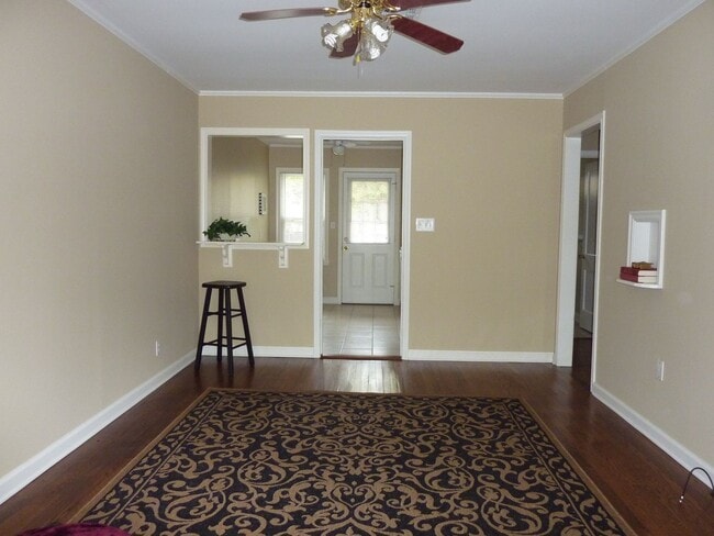 Building Photo - Beautiful 2 Bed 1 Bath in Quiet Area - NO PETS ALLOWED