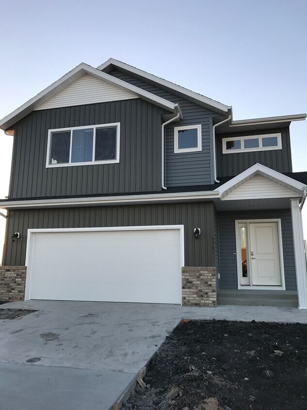 Primary Photo - Stone Mill 3 Bedroom/ 3 Bathroom Tri-Level...