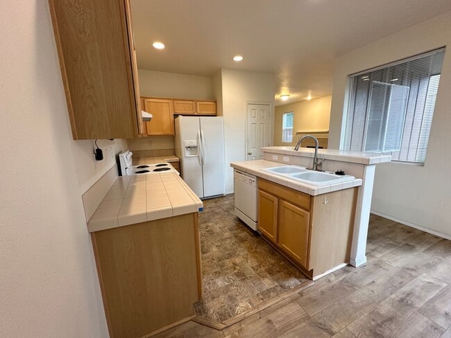 Building Photo - 3 Bedroom Hillsboro Home in Brookwood Cros...