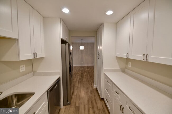 Building Photo - 7621 Provincial Dr