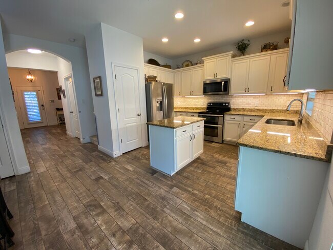 Kitchen - 2850 W Shelton Ave