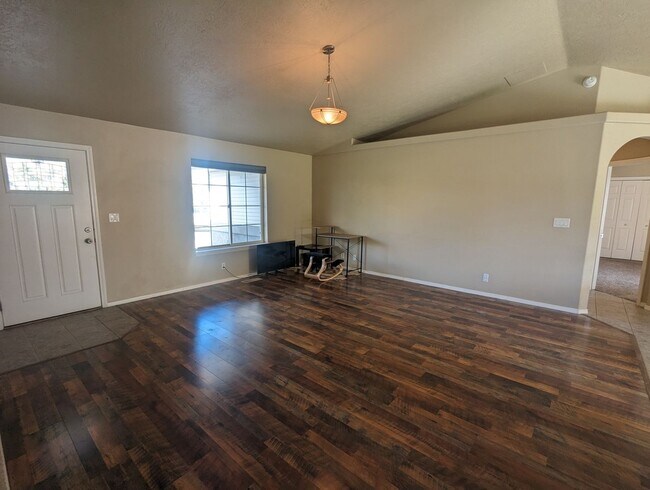 Building Photo - Private 3 bedroom 2 bathroom home