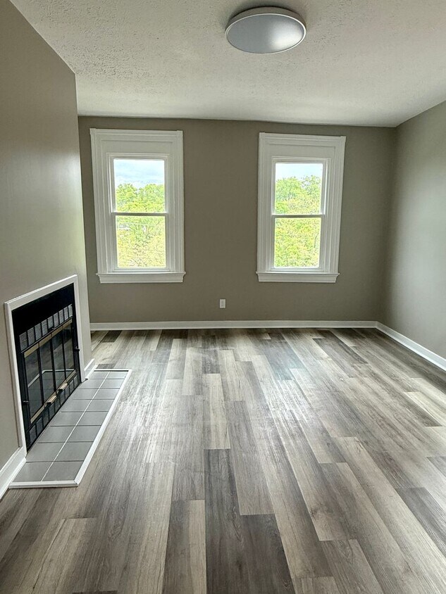 Primary Photo - 3 bedroom apartment by UC campus!