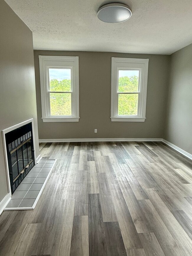 Building Photo - 3 bedroom apartment by UC campus!