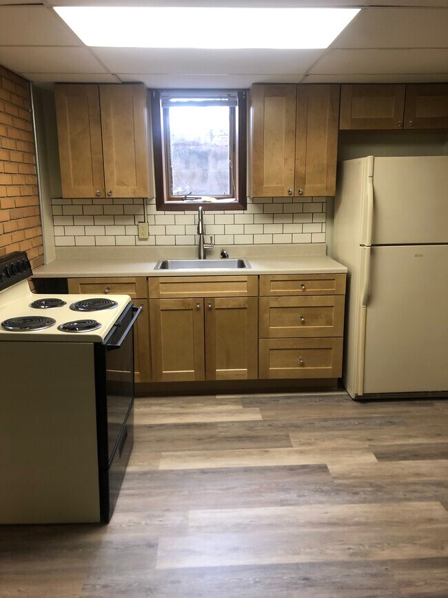 Electric stove and fridge - 4318 Benjamin St NE