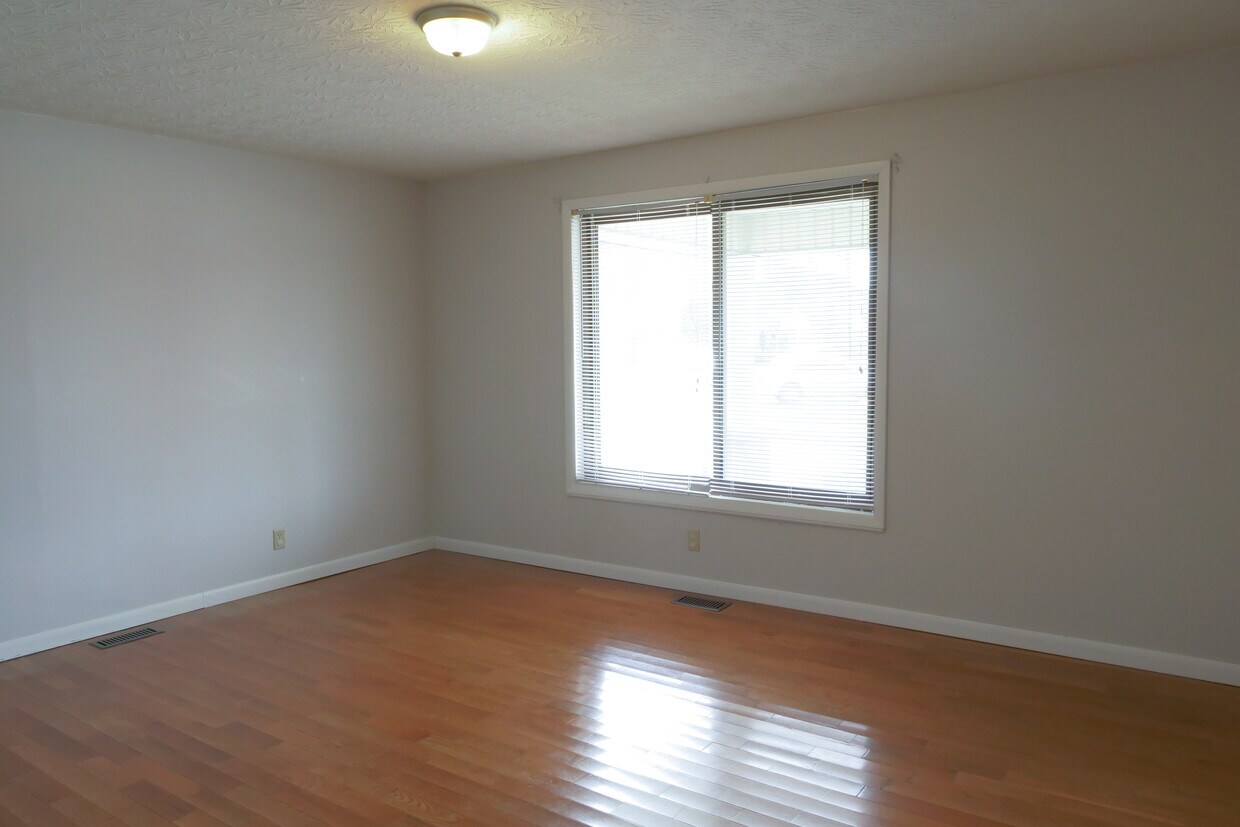 Primary Photo - 105 W 5th St