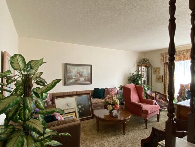 Building Photo - Charming 3 Bed, 2 Bath - Gardener Included...