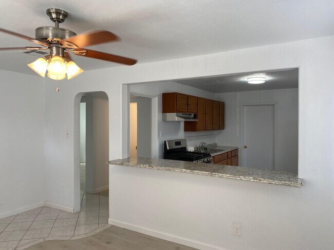 Building Photo - Cute Lower Valley Home!