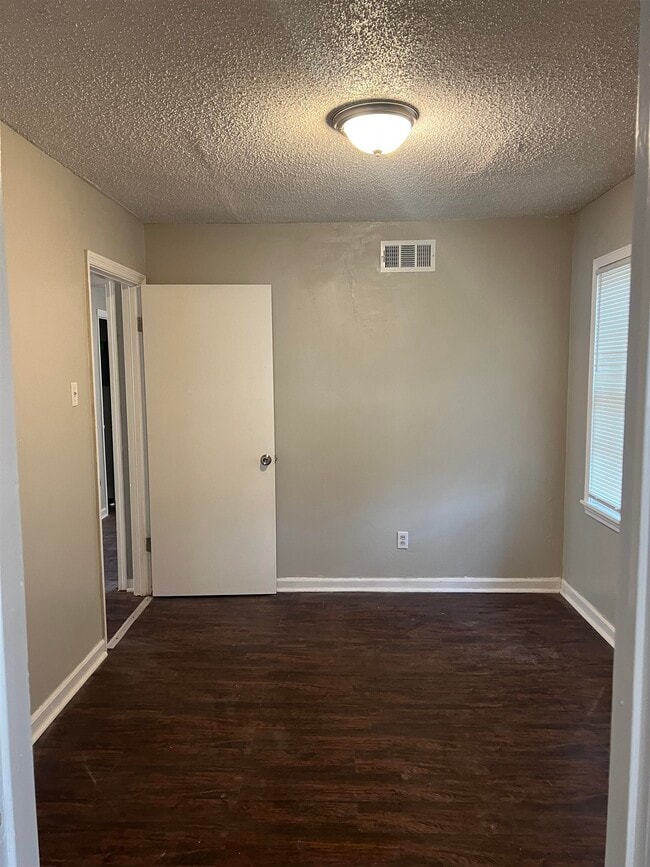 Foto del edificio - 318 Red Oak St