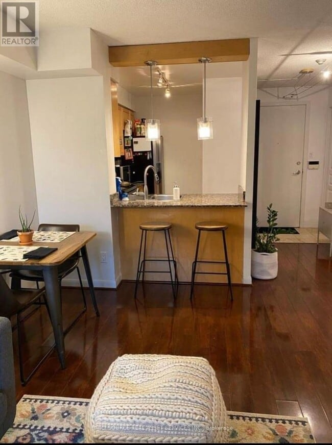 Building Photo - 323 Richmond St E