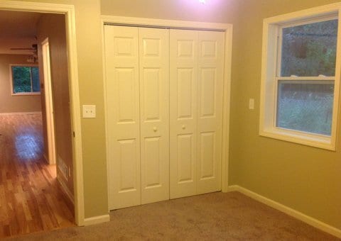 Building Photo - 2 Story Colonial - 3 bdrm/2 bath - LARGE YARD