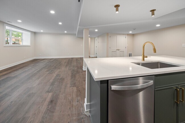Foto del edificio - Renovated 3 bed in Logan Square - Now Leasing! (Garden Unit)