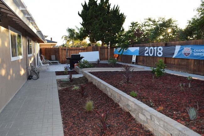 Building Photo - 3464 Governor Dr