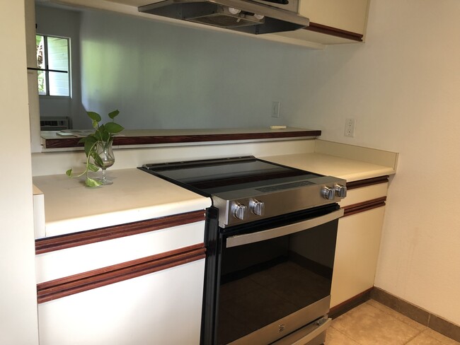 Kitchen looking towards living room - 160 Keonekai Rd