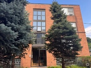 Building Photo - 2241 W Farwell Ave